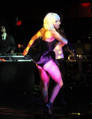 Lady Gaga, toujours habillée aussi court